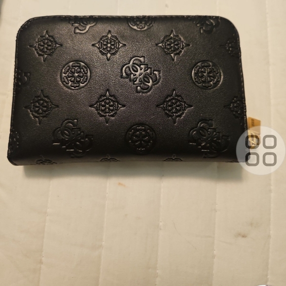 Woman's Guess Wallet - Picture 2 of 3